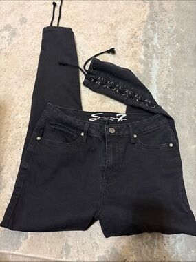 Seven7 Black High-Rise Skinny Jeans with Branded Button